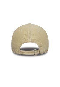 Căciulă de baseball din bumbac bej, cu închidere tip snapback. Prezintă un material texturat, orificii de ventilație și o formă rotundă.