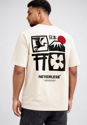 Mann trägt ein cremefarbenes T-Shirt mit schwarzen grafischen Symbolen eines Krans, Bergs, Torii-Tors, einer Blume, roter Sonne und japanischem Text auf dem Rücken.