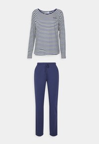 Marine gestreepte langslavenshirt met ronde halslijn, gecombineerd met marineblauwe broek met elastische taille. Zachte stof, ontspannen pasvorm, minimale merkidentificatie op het shirt.