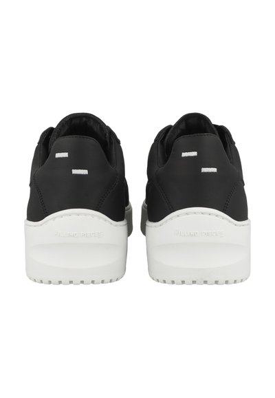 Sneakers in pelle nera con suola in gomma bianca, caratterizzati da un design minimalista, dettagli cuciti e un marchio sul tallone.
