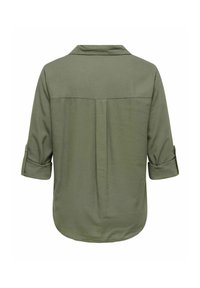 Cămașă verde măsliniu cu mâneci lungi suflecate, detaliu la ceafă, pliul central și tiv rotunjit.