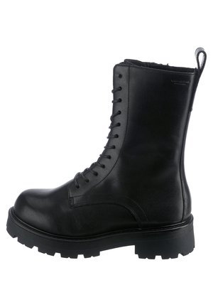 Botte de combat en cuir noir avec semelle crantée épaisse, lacets sur le devant, design montant à la cheville et languette à l'arrière.