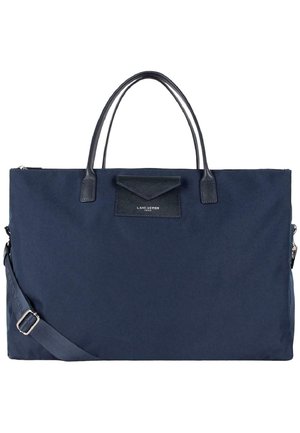 Sac fourre-tout en tissu marine avec des accents en cuir, deux poignées et une bandoulière amovible. Comprend une poche frontale et une fermeture éclair.
