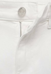 Mango FLARE CROP - Blugi evazați - white