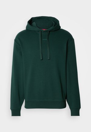 Tumši zaļš kapuce ar mīkstu audumu, kas satur saņemamo kapuci, garas piedurknes un nelielu logotipu gaišāk zaļā krāsā uz priekšpuses.