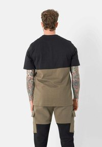 Sixth June BICOLORED - Camiseta estampada - khaki