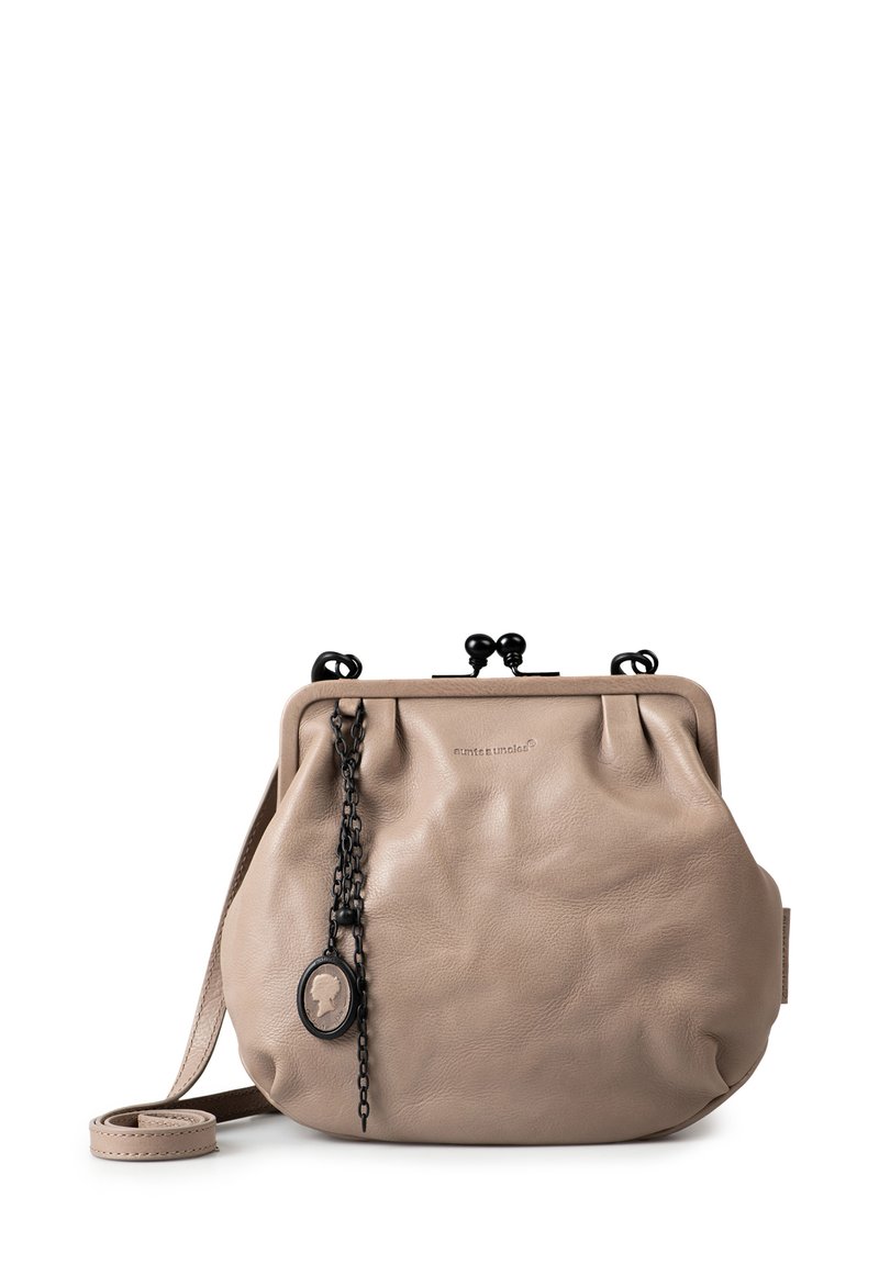 Borsa a mano in pelle beige con design arricciato, chiusura con cornice in metallo e catena decorativa con pendente. Inclusa tracolla regolabile.