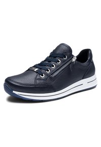 Pánská černá kožená teniska s tmavě modrými tkaničkami, bílou a černou podrážkou a stříbrným zipem na boku.