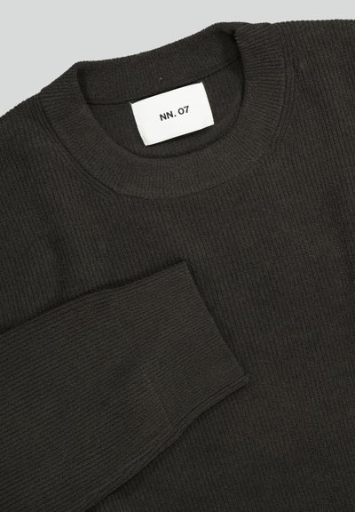 Ciemnoszary sweter ribbed z okrągłym dekoltem, o miękkiej teksturze, z metką z napisem "NN. 07." Zbliżenie podkreślające detale wszycia.