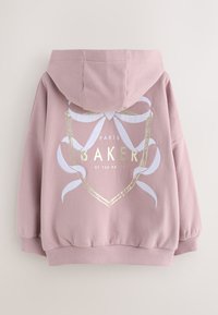 Pinkes Kapuzensweatshirt mit weißem Schleifendetail und goldfarbenem Schriftzug „Paris Baker by Ted Baker“ auf der Rückseite, mit gerippten Bündchen und Saum.