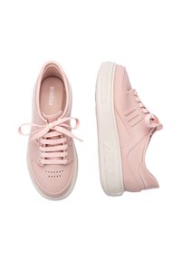 Baskets roses en matériau synthétique lisse avec une forme arrondie, dotées d'un laçage, d'un bout perforé, et de semelles blanches.