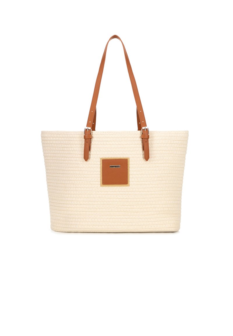 Borsa a tracolla intrecciata beige con manici in pelle marrone e una patch con logo quadrato sul davanti. Costruzione robusta con superficie texture.