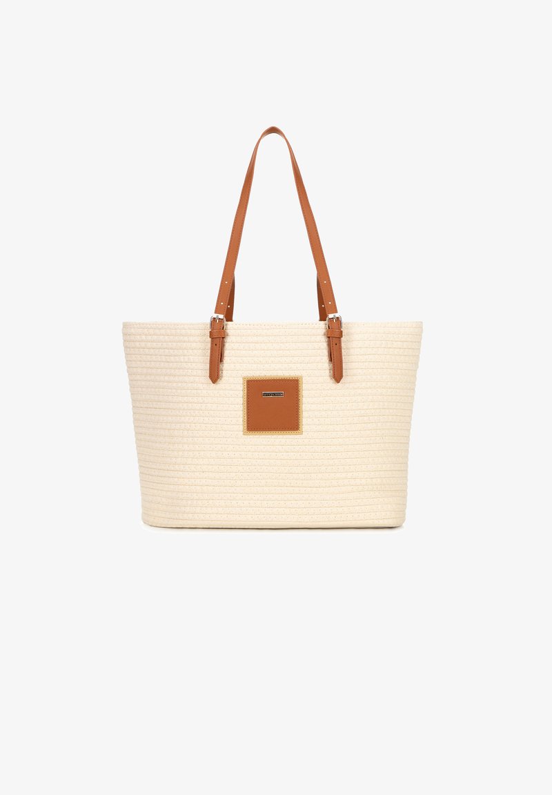 Borsa a tracolla intrecciata beige con manici in pelle marrone e una patch con logo quadrato sul davanti. Costruzione robusta con superficie texture.