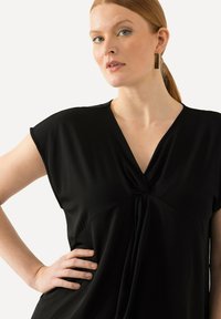 Ulla Popken KNOT DETAIL SLEEVE SLINKY - Jednoduché tričko - black