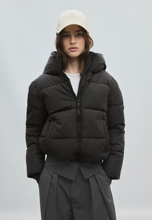 Stradivarius, BASIC HOODED PUFFER JACKET 05605626 - Veste d'hiver - black