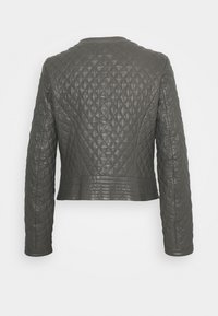 Prošívaná kožená bunda v tmavě šedé barvě, s dlouhými rukávy a zkráceným střihem. Povrch má lesklý finiš s diamantovými vzory.