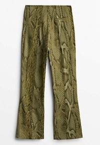 Pantalons en simili-cuir serpent vert olive avec un motif texturé, des jambes évasées et une poche arrière unique. Écailles détaillées sur l'ensemble.
