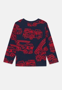 Navyblaues Langarmshirt mit einem roten Muster aus verschiedenen Feuerwehrautos und Werkzeugen. Hergestellt aus weichem Stoff mit klassischem Rundhalsausschnitt.