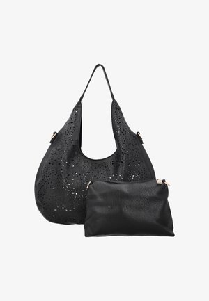 Zwarte leren schoudertas met geperforeerde bloemmotieven en bijpassend klein ritsvak aan de voorkant op een witte achtergrond.