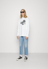 Puma SANTA CRUZ TEE - Ilgarankovis viršutinės dalies drabužis - white