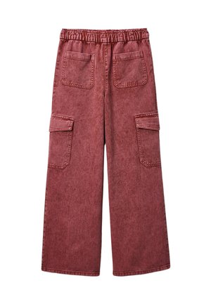 Pantalon cargo en denim rouge à jambes larges avec taille élastique, deux poches plaquées à l'arrière et deux poches à rabat sur les côtés.