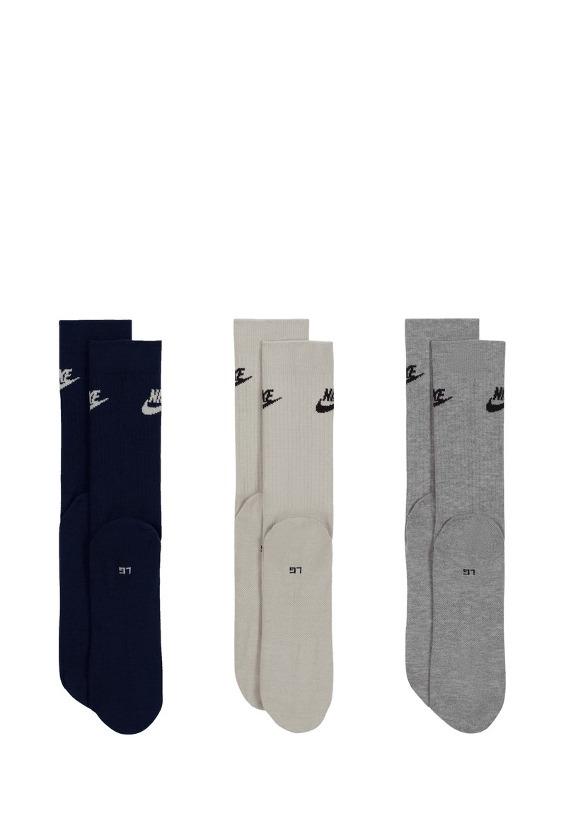 Drei Paar Nike Socken in Navy, Beige und Grau. Jedes Paar hat eine gerippte Textur und das Nike-Logo in Schwarz aufgedruckt.