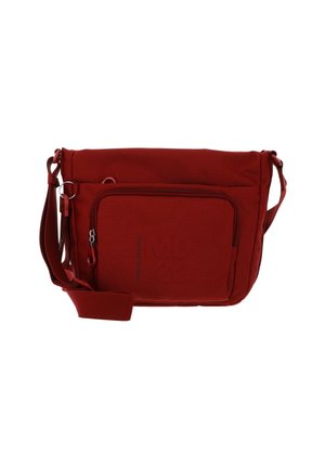 Sac messager texturé rouge avec une poche zippée à l'avant, une sangle ajustable et un design minimaliste. Présente des accents en métal.