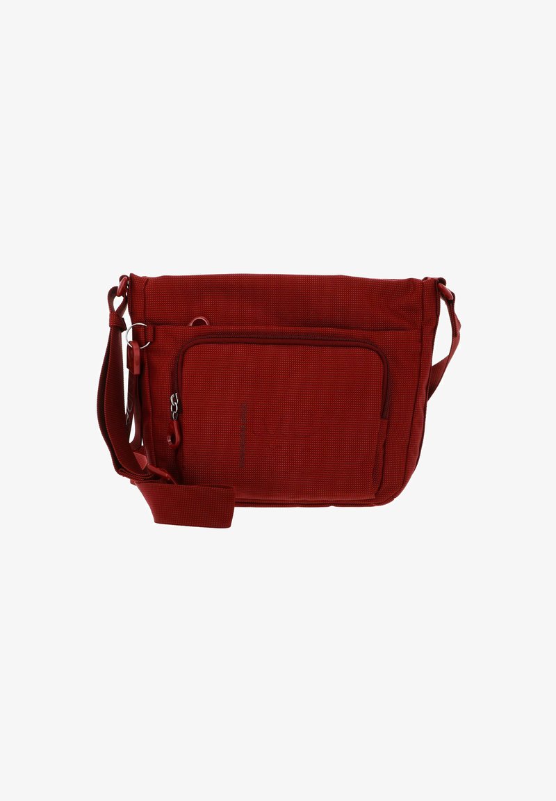 Sac messager texturé rouge avec une poche zippée à l'avant, une sangle ajustable et un design minimaliste. Présente des accents en métal.