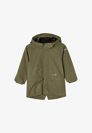 Olivengrøn børne-regnjakke med hætte, forlommer, elastiske manchetter og reflekterende detaljer på skuldrene, lynlås foran dækket af klap.