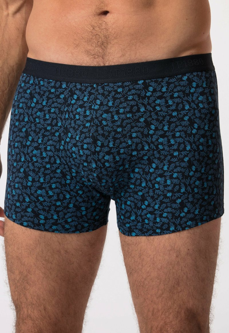 Pánské boxerky v námořnické modři s květinovým vzorem v různých odstínech modré. Materiál je měkký a má elastický pás se značkovým logem.
