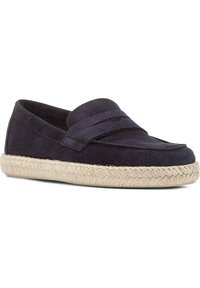 Mocassino in suede blu scuro con suola in juta intrecciata. Presenta un classico design con fessura per monete e una tomaia morbida e testurizzata. Forma della punta rotonda.