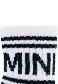 Weißer, gestrickter Socke mit schwarzen Streifen und dem Wort "MINI" in fetter Schrift. Weiche Textur mit einem gerippten Bündchen.
