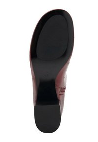 Burgundy nahkakengän pohja, jossa on litteä musta perusosa; sisältää teksturoitua pintaa ja hieman kohotetun koronan. Muotoiltu hienovaraisilla yksityiskohdilla.