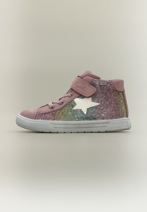 Dziecięcy sneakers wysokiej klasy z różowym zamszem, błyszczącymi wielokolorowymi bokami, białą gwiazdą, paskiem na rzep, sznurowadłami i białą gumową podeszwą.