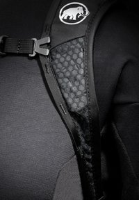 La tracolla in tessuto nero presenta un pannello in rete testurizzata, una fibbia in plastica regolabile e un logo circolare con un design di elefante.