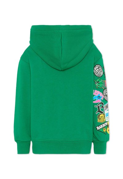 Sweat à capuche vert avec des logos graphiques colorés et du texte imprimé le long de la manche droite.