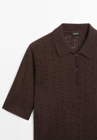 Bruin kortärmelig gebreide poloshirt met gestructureerd opengewerkt patroon en knoopsluiting, gemaakt door Massimo Dutti.