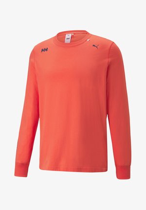 Koszula w kolorze koralowym z długim rękawem, z nadrukowanym motywem "OUTRUN THE ELEMENTS" na plecach, z bocznym rozcięciem i ściągaczami przy mankietach.