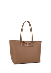 Sac fourre-tout en cuir marron avec une surface texturée, deux longues poignées et un accent en forme de triangle à l'avant avec un détail de logo.