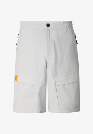 Pánské bílé kraťasy typu cargo s elastickým pasem, černým knoflíkem, kapsami na zip po stranách a oranžovou logovou nášivkou na levé kapse.