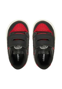 Sneakers neri e rossi con design perforato, due cinturini regolabili in velcro e suola in gomma bianca; marchiati con "adidas" sulla linguetta.