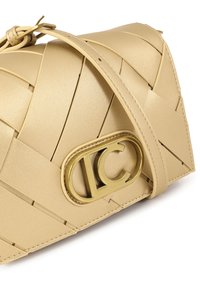 Bolso de cuero trenzado en tono dorado con forma estructurada. Presenta un acento de logotipo metálico y una correa de hombro desmontable para mayor versatilidad.