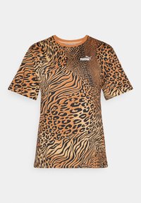 Kortærmet T-shirt med et orange og brunt dyreprintdesign, med forskellige teksturer og et lille hvidt logo på brystet.