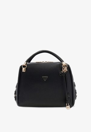 Zwarte leren Guess-handtas met enkele omwikkelde handgreep, gouden beslag, logoplaatje en decoratieve kwastjes aan de zijkanten.