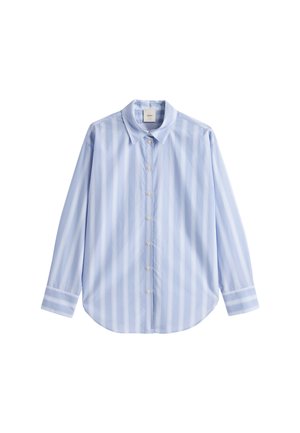 Helles blau gestreiftes Hemd mit Knopfleiste, Kragen, langen Ärmeln und abgerundetem Saum. Der Stoff wirkt glatt und hat klassische weiße Knöpfe.