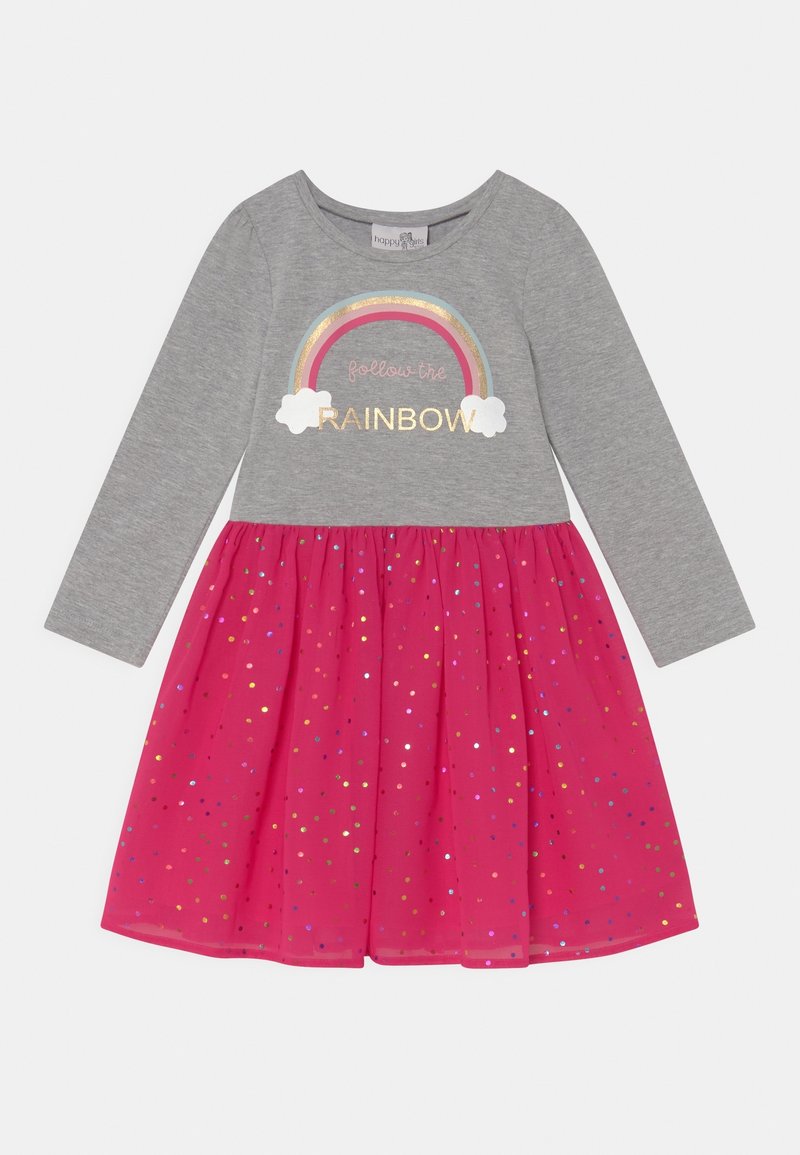 Šedé šaty s dlouhým rukávem s nápisem "follow the rainbow" a duhovou grafikou, s růžovou sukní ozdobenou vícebarevnými puntíky.