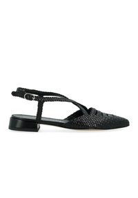 Scarpa slingback intrecciata nera con tacco basso, punta affusolata, cinturini incrociati e una cinghia alla caviglia regolabile.