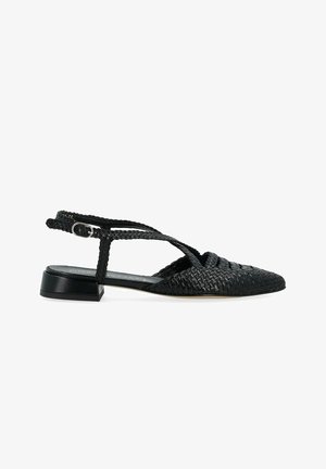 Scarpa slingback intrecciata nera con tacco basso, punta affusolata, cinturini incrociati e una cinghia alla caviglia regolabile.