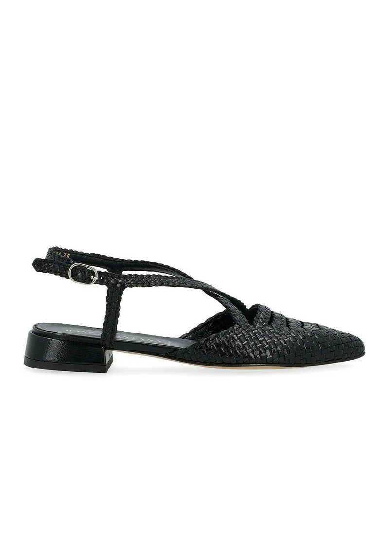 Scarpa slingback intrecciata nera con tacco basso, punta affusolata, cinturini incrociati e una cinghia alla caviglia regolabile.