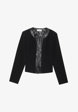 Veste noire courte avec des manches longues, présentant un panneau avant en cuir lisse et un corps en tissu texturé. Encolure ronde, sans fermetures.
